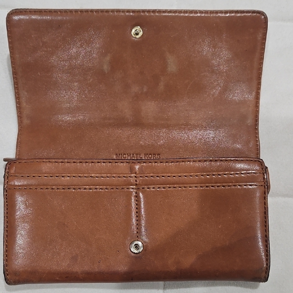 Michael Kors Tan Leather Wallet with Gold Logo - Picture 3 of 13